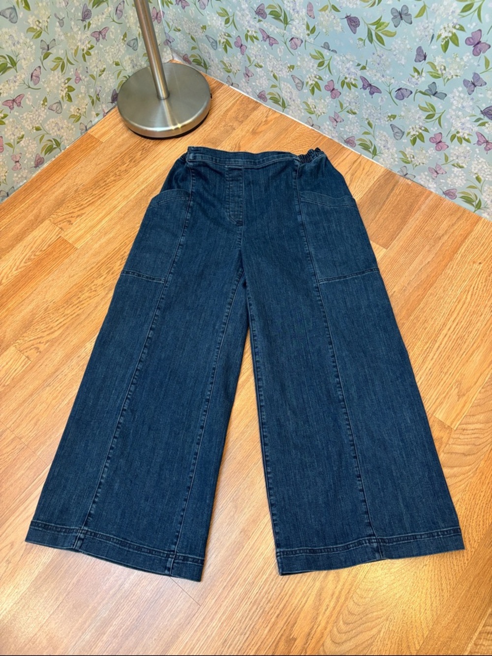 Lisa Bayne wide leg dark denim jeans. Size M.